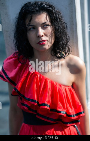 Zoomed volto di donna in soaking wet dress Foto Stock
