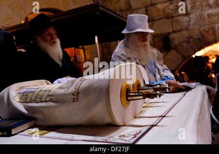 Gli Ebrei religiosi celebrano la Simchat Torah al Muro Occidentale di Gerusalemme il 26 settembre 2013. Simchat Torah è un festival rabbinica celebrando il completamento e il nuovo inizio dell'anno è il primo di cinque libri del Vecchio Testamento il ciclo di lettura. Simchat Torah è celebrato da prendere tutta la Torah scorre al di fuori dell'arca in sinagoga e trascorrere la serata ballando e cantando, e gioia. Foto Stock