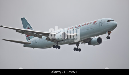 Air Canada Boeing 767 C-FMWV venuta in terra a aeroporto di Heathrow LHR Foto Stock