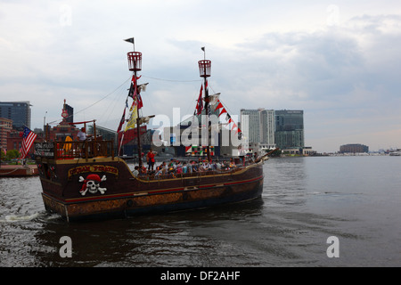 Turisti che si godono un urbano pirati gita in barca intorno al Porto Interno di Baltimore, Maryland. Stati Uniti d'America Foto Stock