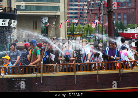 I turisti che spara acqua dai cannoni mentre godendo un urbano pirati gita in barca intorno al Porto Interno di Baltimore, Maryland. Stati Uniti d'America Foto Stock