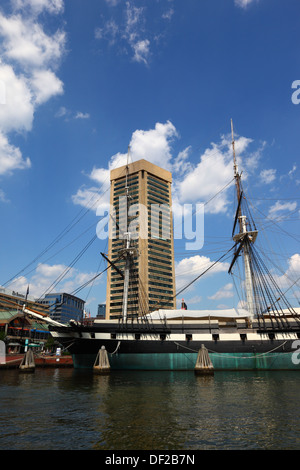 USS Constellation, World Trade Center building in background, Porto Interno, città di Baltimora, Maryland, Stati Uniti d'America Foto Stock