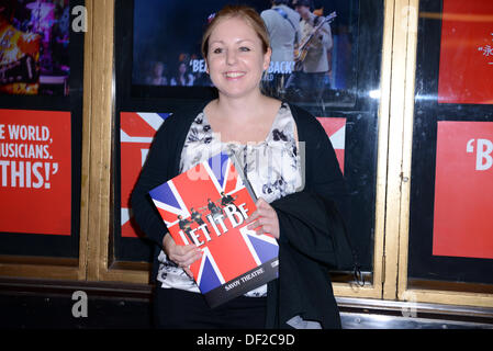 Londra, Regno Unito. 26 Sep, 2013. Partecipante al Beatles show si festeggia il suo primo compleanno nel West End con una performance di gala presso il Teatro Savoy di Lodon. Vedere Li / Alamy.com Live News Foto Stock