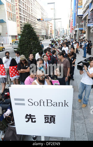 Settembre 20, 2013, Tokyo, Giappone - Apple Inc. Il nuovissimo smartphone iPhone 5S e 5C va in vendita a Softbank flagship shop a Tokyo il quartiere di Ginza il Venerdì, 20 settembre 2013. (Foto di AFLO) Foto Stock