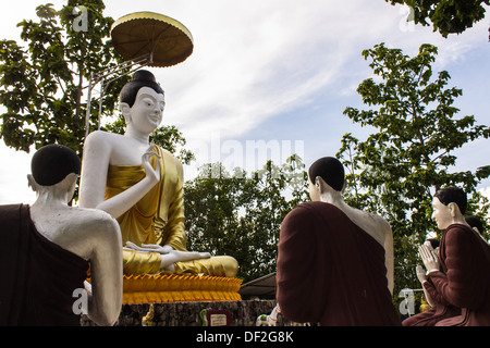 Il Buddha e i primi cinque discepoli statue Foto Stock