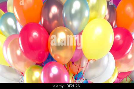 Foto presentazione di grappolo di palloncini colorati Foto Stock