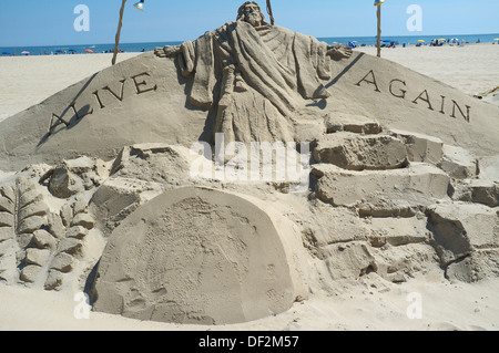 Vivi ancora - la scultura di sabbia di Gesù risorgendo dai morti sulla spiaggia di Ocean City, Maryland Foto Stock