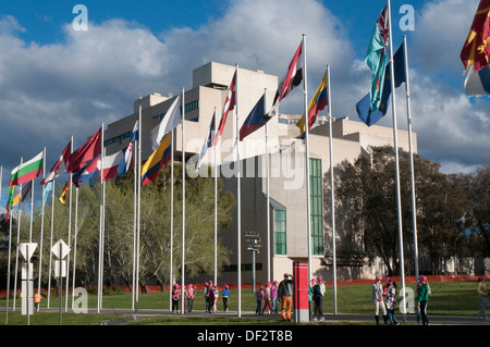 Bandiere di tutte le nazioni di volare al di fuori della High Court of Australia edificio a Canberra Foto Stock