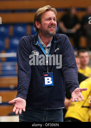 Amburgo è capo allenatore Martin Schwalb gesti durante la pallamano Champions League gruppo D match tra HSV Amburgo e Gorenje Velenje a Alsterdorfer sports hall ad Amburgo, Germania, 26 settembre 2013. Foto: Christian Charisius Foto Stock