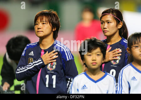 (L a R) Shinobu Ono, Nahomi Kawasumi (JPN), Settembre 26, 2013 - Calcio : internazionale amichevole tra Giappone 2-0 la Nigeria a Fukuda Denshi Arena, Chiba, Giappone. Credito: Daiju Kitamura AFLO/sport/Alamy Live News Foto Stock