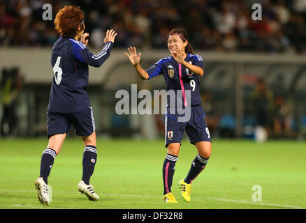 (L a R) Mizuho Sakaguchi, Nahomi Kawasumi (JPN), Settembre 26, 2013 - Calcio : internazionale amichevole tra Giappone 2-0 la Nigeria a Fukuda Denshi Arena, Chiba, Giappone. Credito: Daiju Kitamura AFLO/sport/Alamy Live News Foto Stock