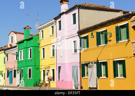Case colorate in una riga sull'isola di Burano nella laguna di Venezia, Venezia, Italia Foto Stock