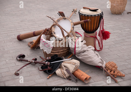 Strumenti musicali sulle piastrelle del pavimento Foto Stock