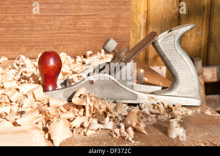 Jack-plan e segatura che stabilisce nella tabella Foto Stock