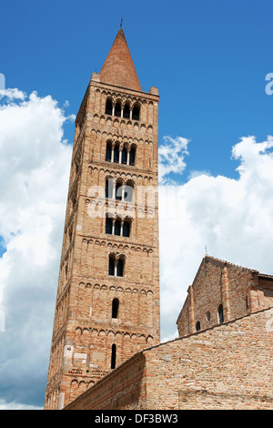 Il campanile e il dettaglio della Chiesa dell'Abbazia di Pomposa, un monastero benedettino in provincia di Ferrara, Italia. Foto Stock