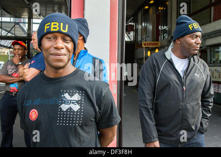 Londra, Regno Unito. Xxv Sep, 2013. I vigili del fuoco dalla Clapham stazione dei vigili del fuoco, che affrontavano la chiusura fino ad un recente rinvio, escono su quattro ore di sciopero su pensioni. Clapham, Londra, UK, 25 settembre 2013. © Guy Bell/Alamy Live News Foto Stock