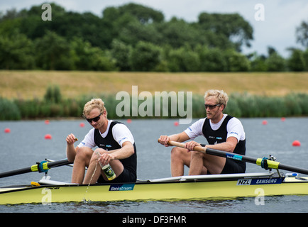 Eton Dorney, UK. Il 23 giugno 2013. Eric Murray e Hamish Bond sulla linea di partenza al 2013 Samsung World Cup a remi. Foto Stock