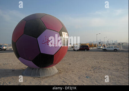 (Dpai-file) un file immagine datata 06 gennaio 2011 mostra un calcio sovradimensionata in piedi su una rotatoria a Doha, in Qatar. Dal 07 al 28 gennaio 2011, l'Asia Cup, asiatico campionato di calcio, avviene a Doha. Il Qatar è ospite della Fifa Soccer campionato nel 2022. Foto: Andreas Gebert/dpa Foto Stock