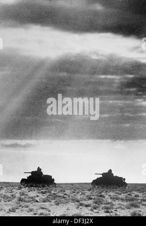 L'immagine della Propaganda nazista! Raffigura carri armati italiani in Cirenaica in Libia, pubblicato il 25 febbraio 1942. Fotoarchiv für Zeitgeschichte Foto Stock