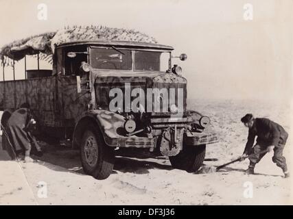 L'immagine della Propaganda nazista! Raffigura soldati della Wehrmacht tedesca che spalano sabbia per liberare un camion che si è bloccato nel deserto africano, pubblicato il 6 febbraio 1942. Luogo sconosciuto. Fotoarchiv für Zeitgeschichte Foto Stock