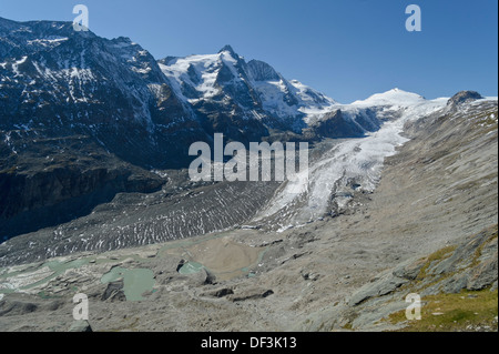 Austria / Hohe Tauern National Park - Impatti del cambiamento climatico: Fusione del ghiacciaio. Ghiacciaio Pasterze sotto il monte Grossglockner. Foto Stock