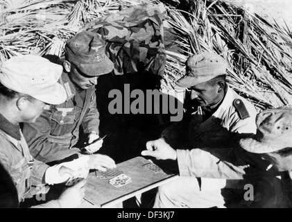 L'immagine della Propaganda nazista! Raffigura i soldati delle carte da gioco tedesche Wehrmacht in Africa, pubblicato il 4 aprile 1942. Luogo sconosciuto. Fotoarchiv für Zeitgeschichte Foto Stock