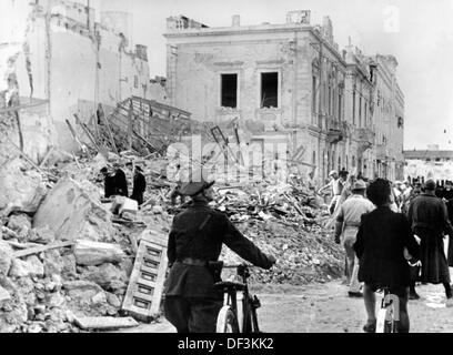 L'immagine della Propaganda nazista! Raffigura case a Tripoli, Libia, distrutte in incursioni bombe inglesi, pubblicato il 31 gennaio 1942. Fotoarchiv für Zeitgeschichte Foto Stock