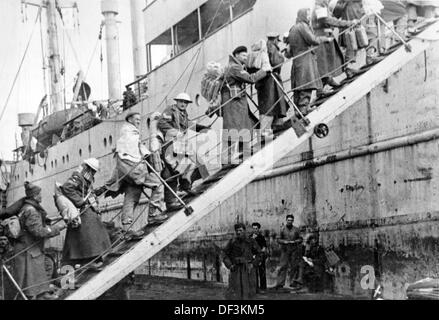 L'immagine della Propaganda nazista! Raffigura i soldati inglesi catturati mentre lasciano la nave sulla strada per un campo europeo di prigionieri di guerra, pubblicato il 26 gennaio 1942. Luogo sconosciuto. Fotoarchiv für Zeitgeschichte Foto Stock