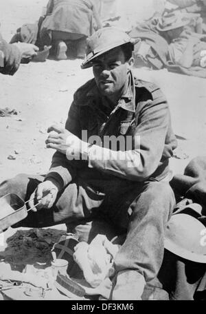 L'immagine della Propaganda nazista! Raffigura un prigioniero di guerra inglese in un campo di prigionia in Libia, pubblicato il 18 maggio 1941. Luogo sconosciuto. Fotoarchiv für Zeitgeschichte Foto Stock