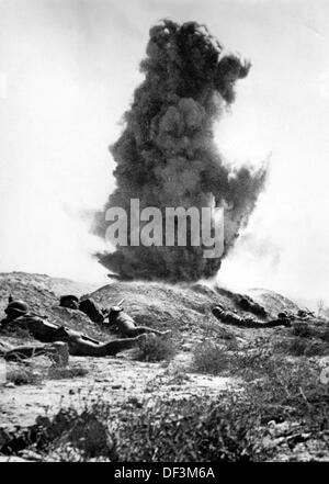 L'immagine della Propaganda nazista! Raffigura un soldato italiano che prende la copertura dalle detonazioni sul fronte libico, pubblicato il 19 dicembre 1942. Luogo sconosciuto. Fotoarchiv für Zeitgeschichte Foto Stock