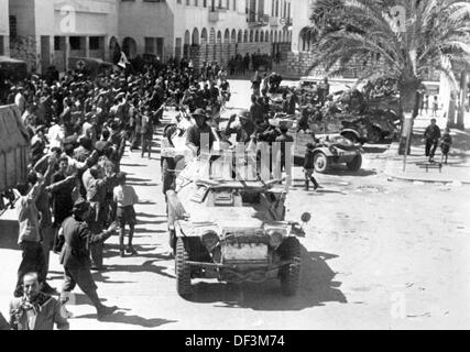 L'immagine della Propaganda nazista! Raffigura i soldati della Wehrmacht tedesca come sono accolti dalla popolazione italiana a Bengasi, Libia, pubblicato il 18 aprile 1941. Fotoarchiv für Zeitgeschichte Foto Stock