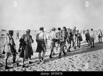 L'immagine della Propaganda nazista! Raffigura soldati inglesi catturati sulla strada per un punto di raccolta a Tobruk, Libia, pubblicato il 14 settembre 1942. Luogo sconosciuto. Fotoarchiv für Zeitgeschichte Foto Stock