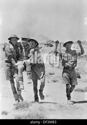 L'immagine della Propaganda nazista! Raffigura soldati inglesi catturati in Libia, pubblicato il 4 agosto 1942. Luogo sconosciuto. Fotoarchiv für Zeitgeschichte Foto Stock