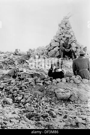 L'immagine della Propaganda nazista! Raffigura soldati italiani sul fronte libico vicino a Tobruk, pubblicato il 13 dicembre 1941. Fotoarchiv für Zeitgeschichte Foto Stock