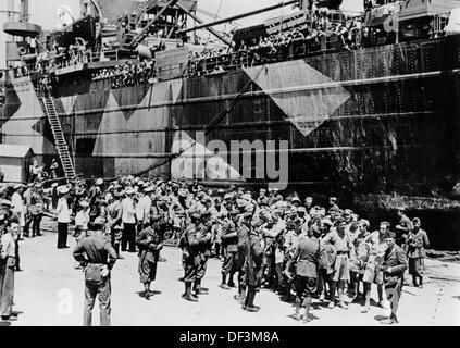 L'immagine della Propaganda nazista! Raffigura soldati inglesi catturati in Egitto che lasciano una nave in viaggio verso un campo di prigionia, in un porto italiano, pubblicato il 9 luglio 1942. Luogo sconosciuto. Fotoarchiv für Zeitgeschichte Foto Stock