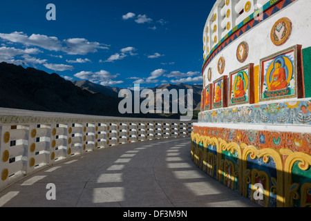 Luce Ombre di colata attraverso la balaustra del Shanti Stupa, Leh, (Ladakh) Jammu e Kashmir India Foto Stock