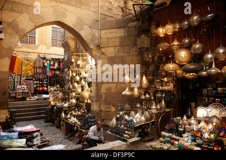 Un venditore di lampade entro il Khan al Khalili, o souk, al Cairo, in Egitto. Foto Stock