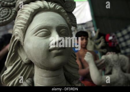 Dacca in Bangladesh . Il 27 settembre, 2013. Un artista del Bangladesh funziona su un idolo di argilla della dea Indù Durga in preparazione del prossimo festival indù Durga Puja nella vecchia Dhaka il 27 settembre 2013. Annuale di cinque giorni di festival indù adora la dea Durga, che simboleggia la potenza e la vittoria del bene sul male nella mitologia induista. Foto Stock