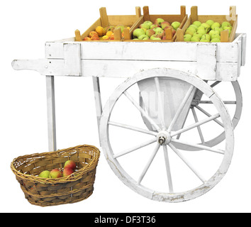 Vecchio carrello di legno con mele isolati su sfondo bianco Foto Stock