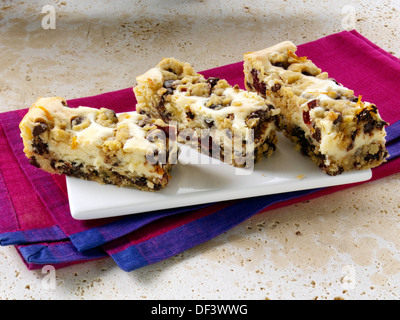Chocolate Chip di formaggio a base di mirtillo palustre bar traybake Foto Stock