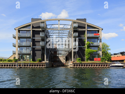 Vecchio siluro appendiabiti convertito in moda appartamenti inusuale sulla banca Canale di Beagle in Christianshavn, Copenaghen, Zelanda, Danimarca Foto Stock