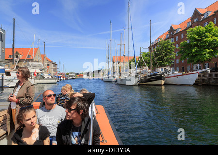 I turisti di giri turistici in barca di crociera sul Christianshavns Kanal, Overgaden, Christianshavn, Copenaghen, Zelanda, Danimarca Foto Stock