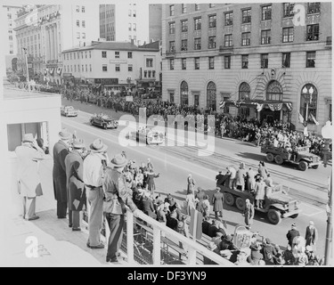 Vista la distanza del Presidente Truman a cavallo nella sua limousine per il riesame di stand per la Parata inaugurale. 200037 Foto Stock