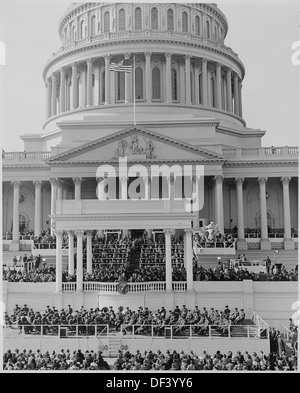 Vista la distanza della inaugurazione del Presidente Truman che mostra il presidente al podio. 199977 Foto Stock