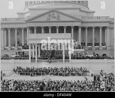 Vista la distanza della inaugurazione del Presidente Truman che mostra il presidente parlando al podio. 199976 Foto Stock