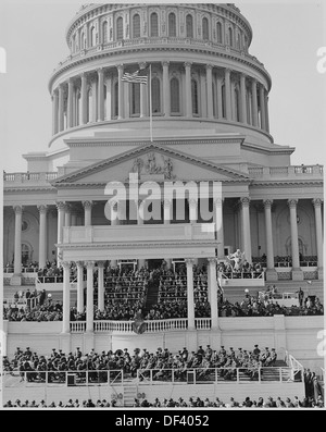 Vista la distanza della inaugurazione del Presidente Truman che mostra il presidente parlando al podio. 199979 Foto Stock