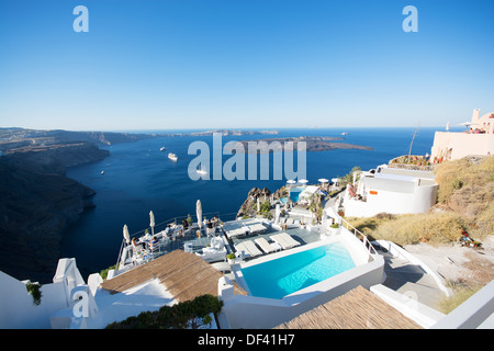 SANTORINI (THIRA), cicladi grecia. Una vista della caldera vulcanica, il cratere e il tappo dalla scogliera-top villaggio di Imerovighli. Foto Stock