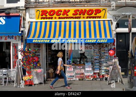 Brighton, East Sussex, Inghilterra, Regno Unito. Rock shop sul lungomare Foto Stock