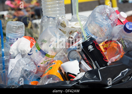 Plastica, alluminio e imballaggi di carta in un vassoio di lettiera. Foto Stock