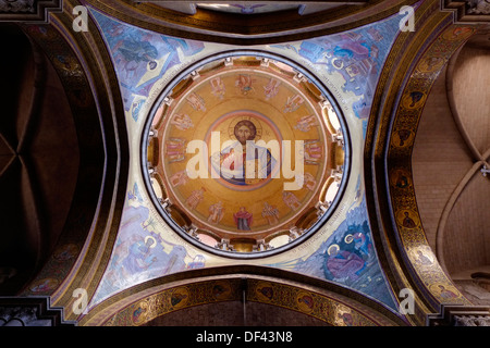 Cristo Pantocratore decora la cupola della Chiesa Ortodossa Greca Catholicum o camera Catholicon presso il Santo Sepolcro chiesa nel Quartiere Cristiano della Città Vecchia di Gerusalemme Est Israele Foto Stock